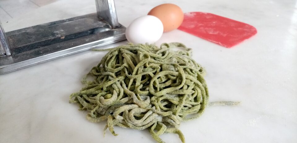 Pasta all'uovo con spinaci