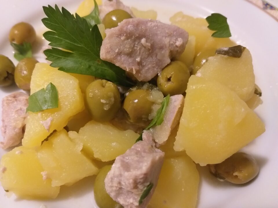 spezzatino di tonno patate e olive verdi