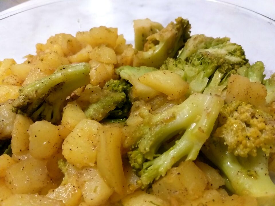 broccoli e patate con paprika piccante