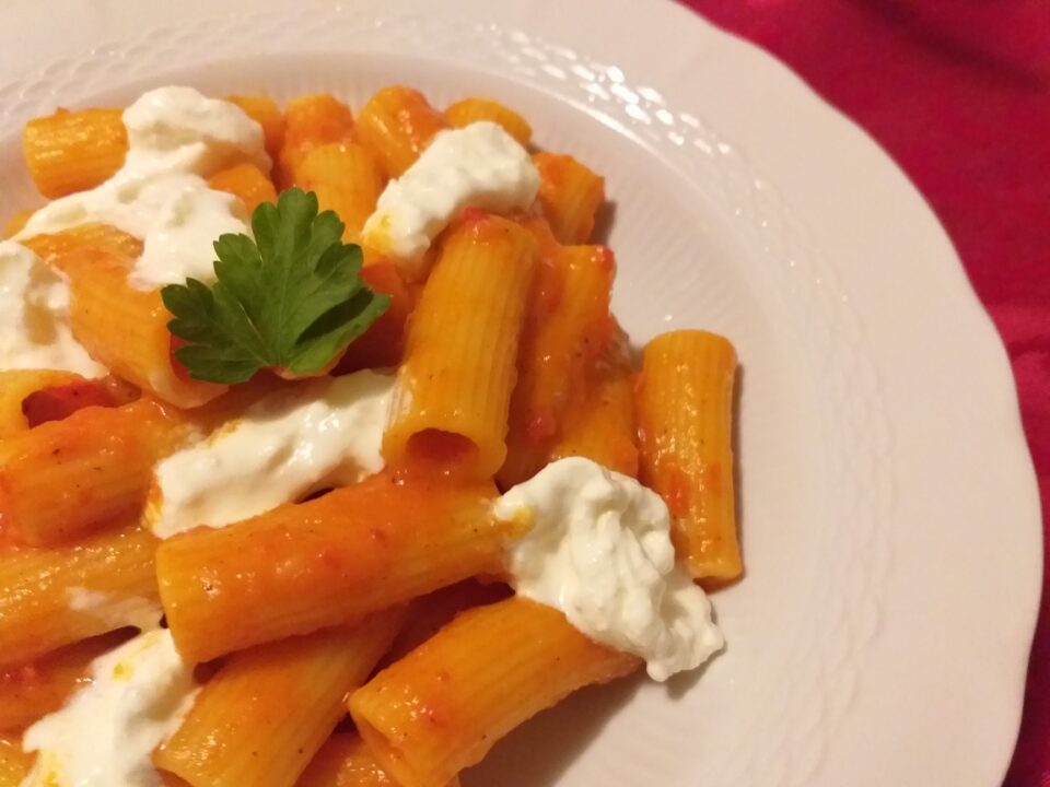 rigatoni con crema di peperoni e stracciatella