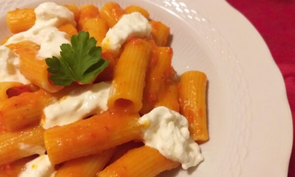 Rigatoni con crema di peperoni e stracciatella