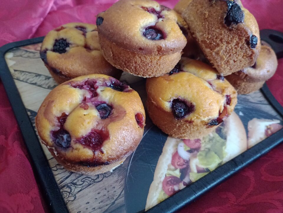 muffin con panna acida e frutti di bosco
