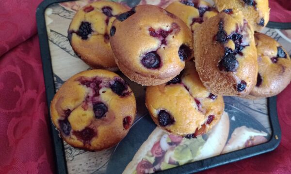 Muffin con panna acida e frutti di bosco