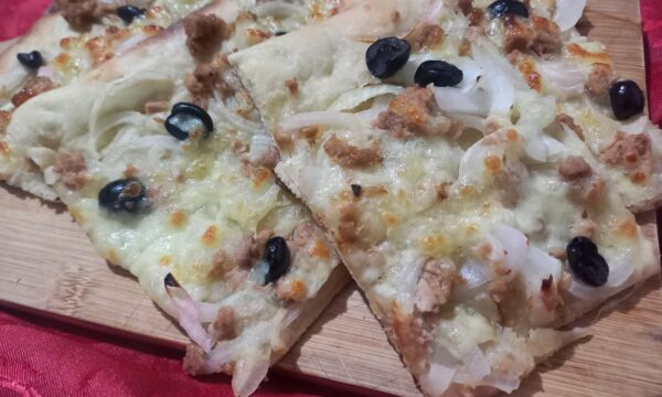 Pizza in teglia con tonno olive e cipolle