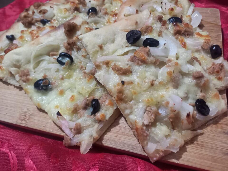 pizza in teglia con tonno olive e cipolle